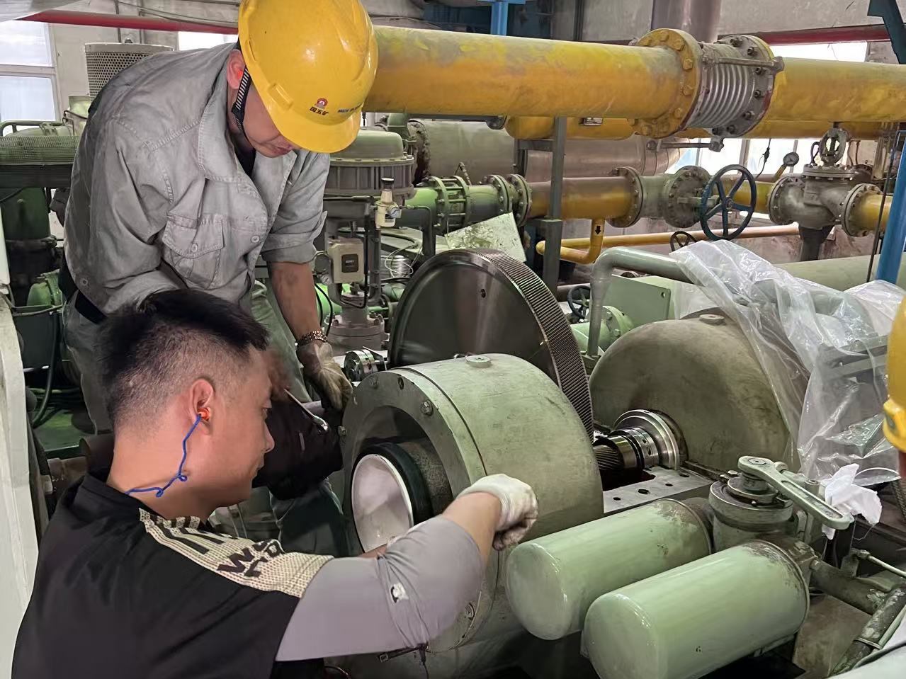 Turbomax engineers performing the first major overhaul of an IHI TRE60 compressor