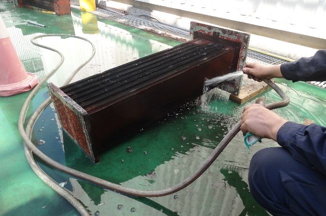 IHI TX-A cooler chemical cleaning — black deposits flushed out