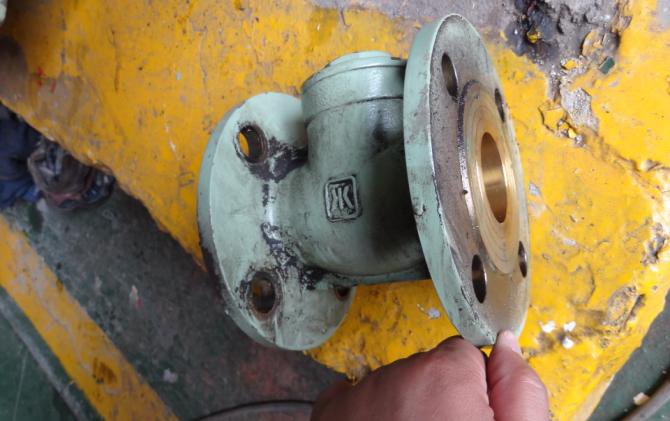 IHI TRA350KW auxiliary oil pump check valve as found, worn
